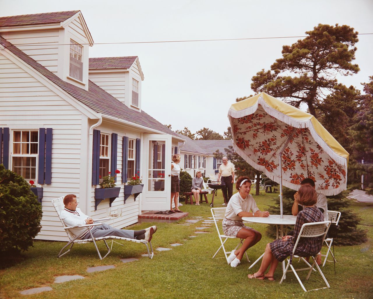 Dennisport, Massachusetts, in de VS. Brennans verhalen spelen zich af in de jaren 50 en 60.
