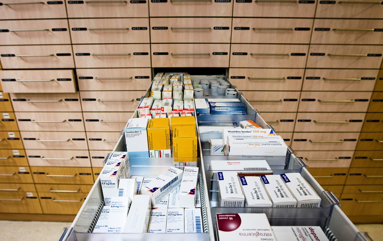 Farmaceutische bedrijven dreigen dat minder medicijnen beschikbaar komen.