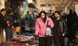 Gente en las calles de Teherán, donde han estallado protestas en otros lugares porque el costo de la vida está aumentando drásticamente debido a la alta inflación. 