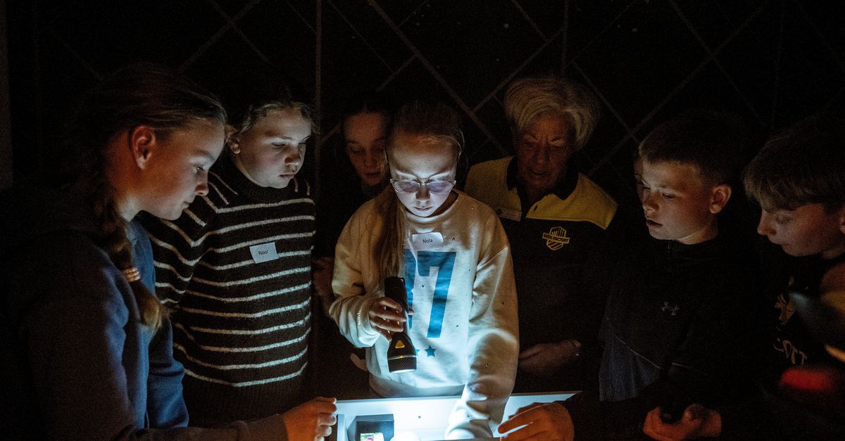 Water, eten, kattengrit? In Twente leren kinderen zelf wat er in het noodpakket moet. ‘Ik zei toch, géén cola’