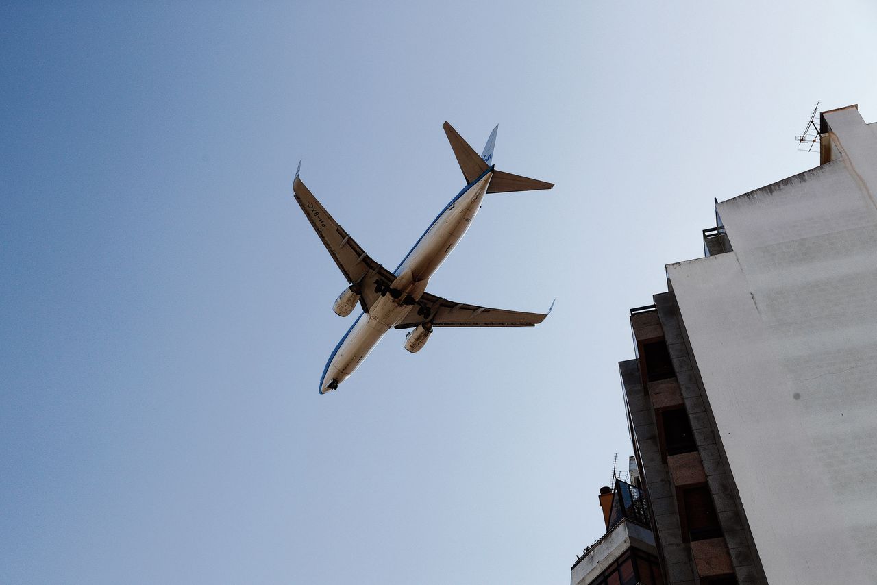 Een toestel van KLM landt op het vliegveld van Lissabon in 2019. Dat jaar wordt het ijkpunt voor het CO2-uitstootniveau. Foto Armando Franca / AP
