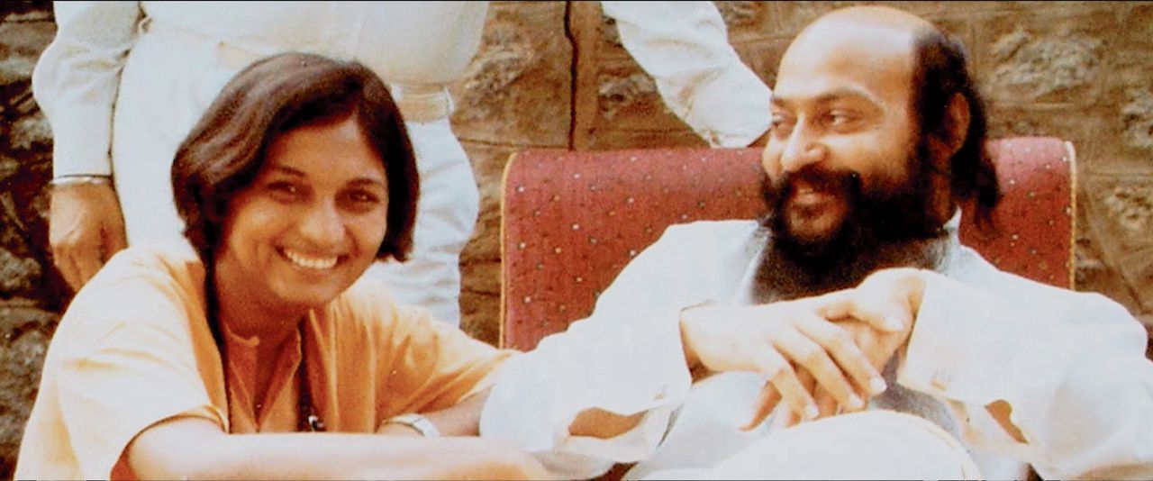 Sree Bhagwan Rajneesh (rechts) met zijn assistent Ma Anand Sheela