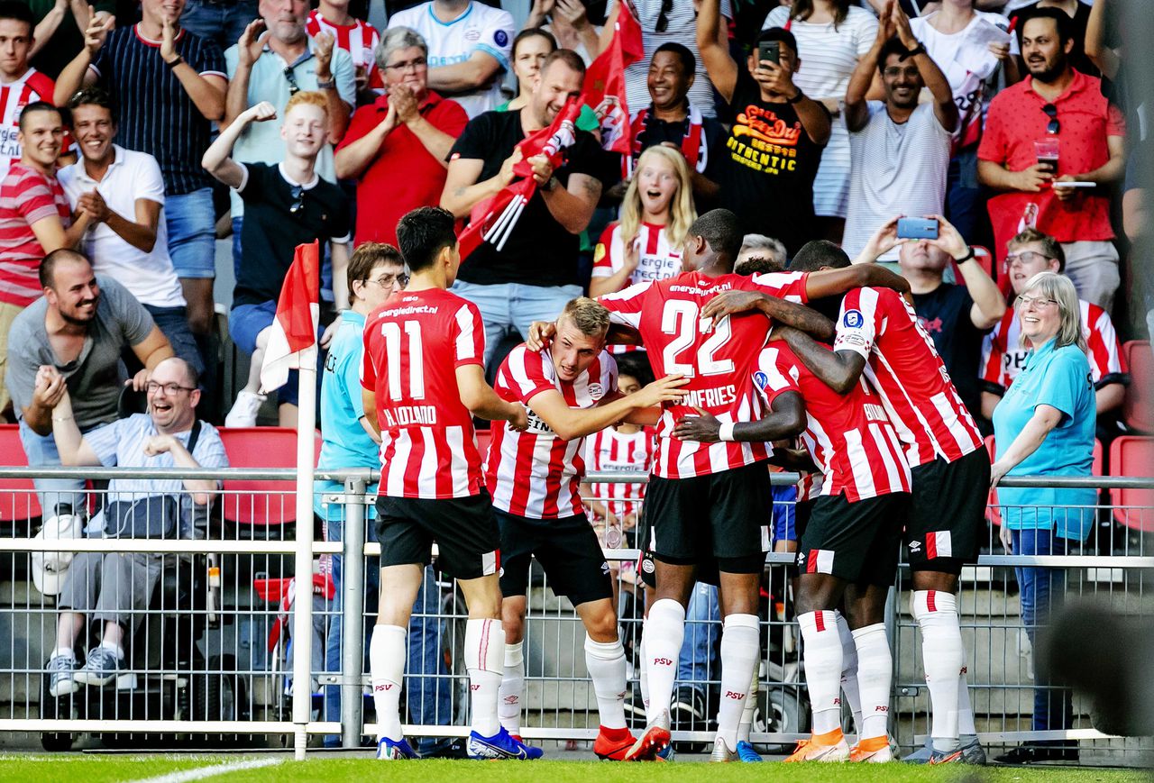 De spelers van PSV vieren de 1-0 tegen FC Basel tijdens de tweede kwalificatieronde voor de Champions League.