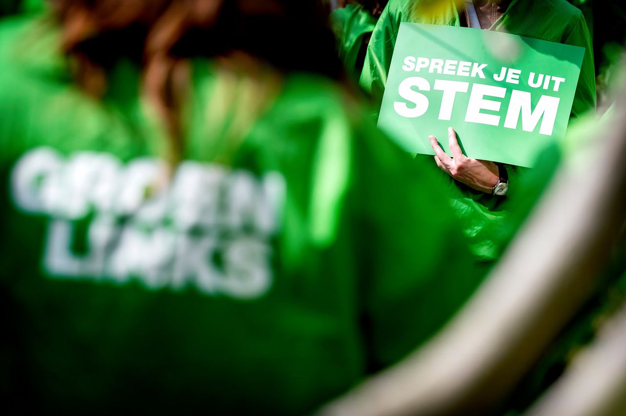 Medewerkers van GroenLinks voeren campagne.