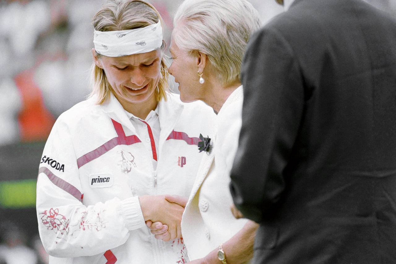 De Tsjechische Jana Novotna is ontroostbaar na de Wimbledon-finale van 1993, waarin zij in de beslissende set een grote voorsprong weggaf.