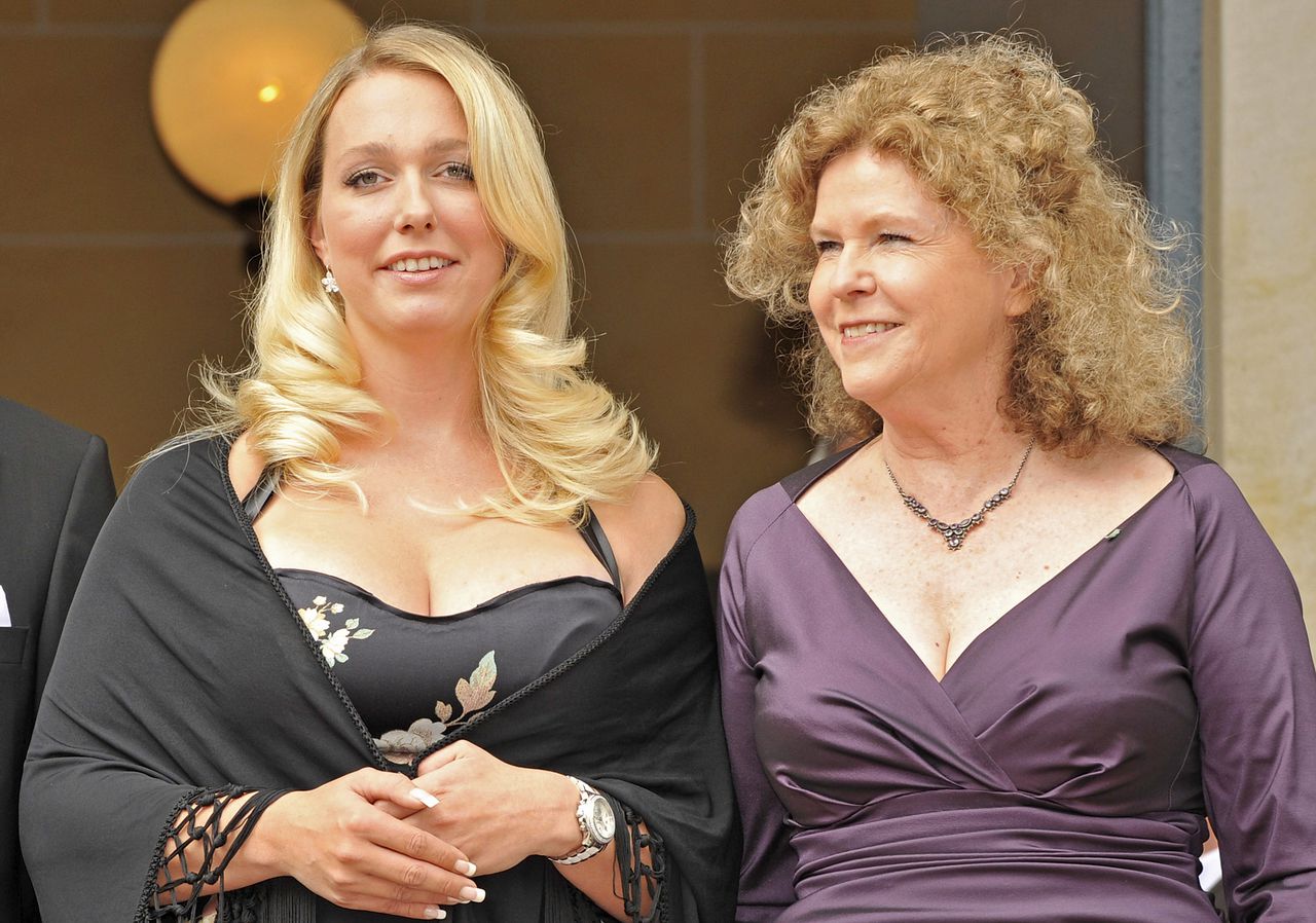 Wagners achterkleindochters Katharina Wagner (links) en Eva Wagner-Pasquier Foto AFP Eva Wagner-Pasquier (R) and Katharina Wagner pose for photographers at the "Festspielhaus" in the southern German city of Bayreuth on July 25, 2009. The prestigious Bayreuth Festival, the world's oldest and most famous summer music festival, is taking place from July 25 to August 28 and is the first to be managed by the great-granddaughters of composer Richard Wagner (1813-1883). AFP PHOTO DDP / JOERG KOCH GERMANY OUT