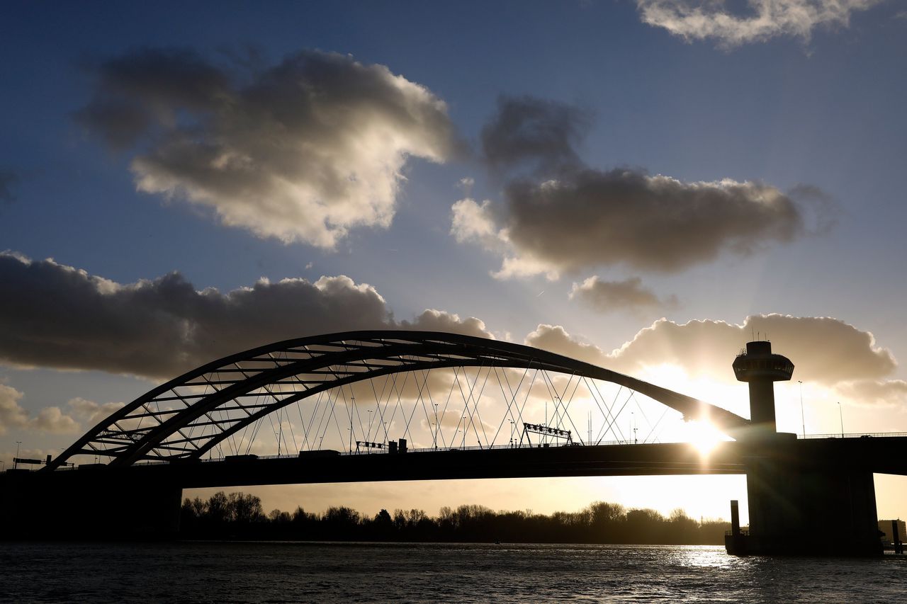 Verkeer op de Van Brienenoordbrug. De twee oevers van de Nieuwe Maas in de regio Rotterdam krijgen een nieuwe verbinding, die een aantal regionale problemen moet verkleinen.