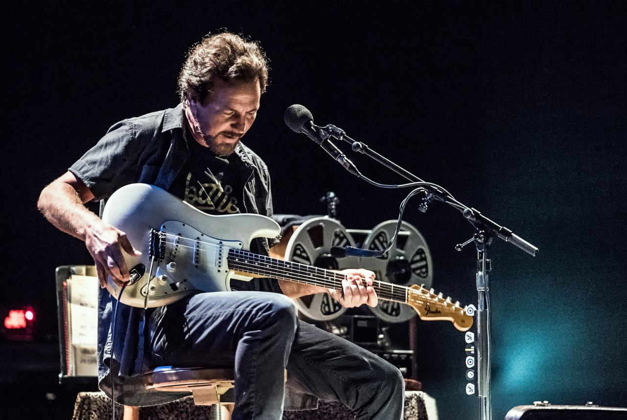 Eddie Vedder, de frontman van Pearl Jam, tijdens zijn concert in de Afas Live.