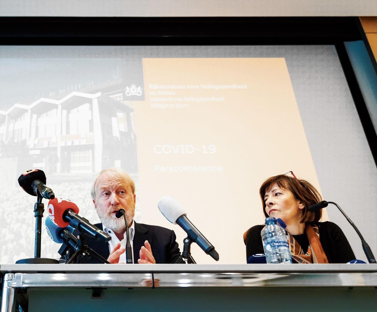Jaap van Dissel en Aura Timen van het RIVM, respectievelijk voorzitter en secretaris van het OMT, tijdens een persconferentie in maart.