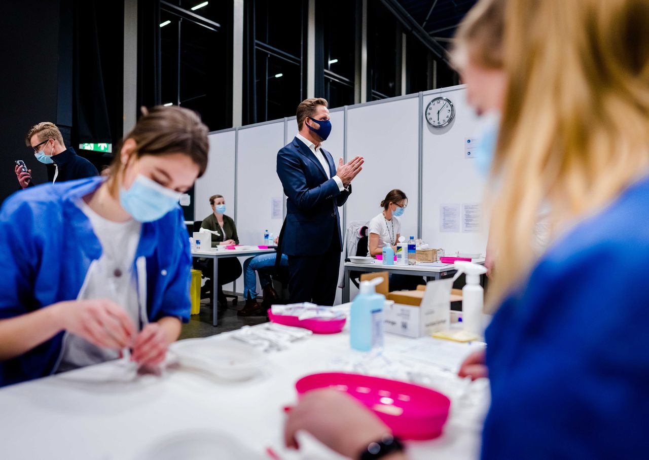 Demissionair minister Hugo de Jonge op bezoek bij de vaccinatielocatie Rotterdam Ahoy.