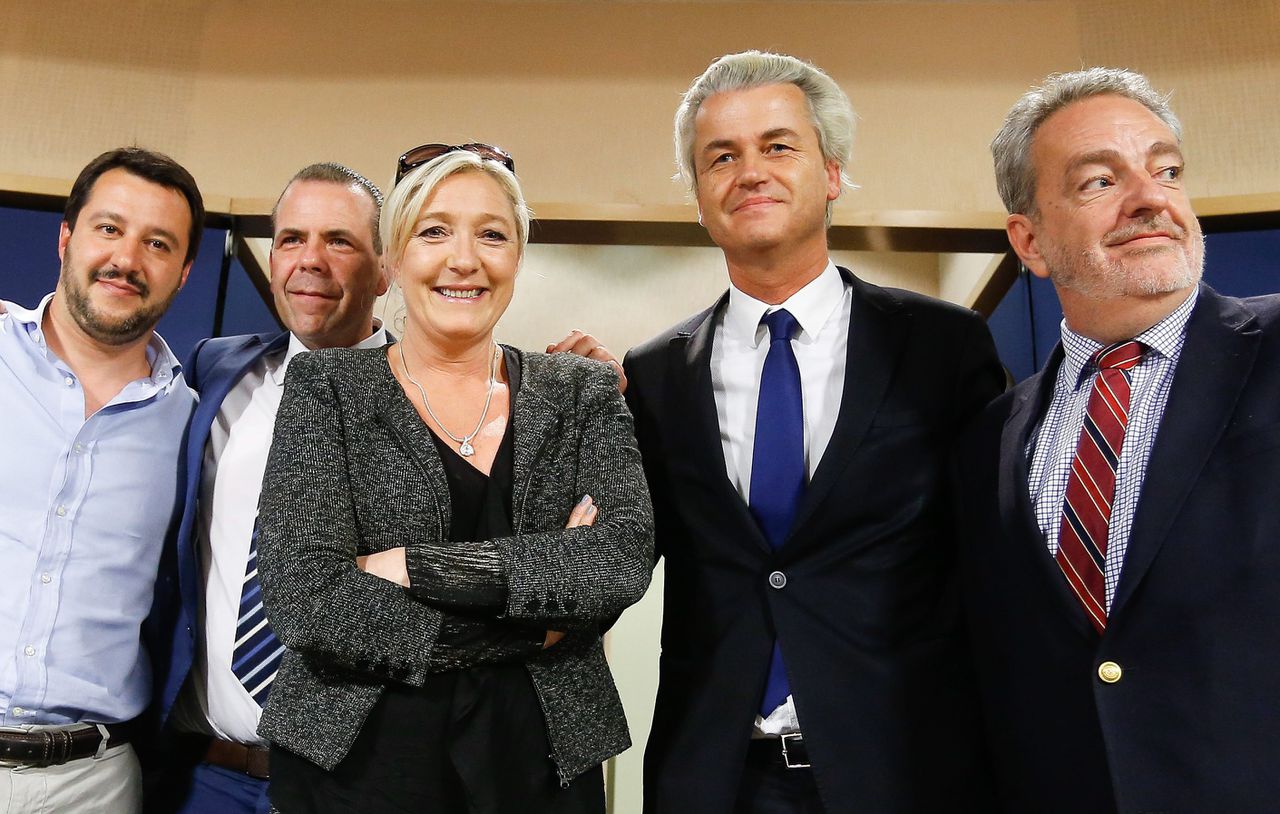 Van links naar rechts: Matteo Salvini van Lega Nord, Harald Vilimsky van FPÖ, Marine Le Pen van Front National, Geert Wilders van de PVV en Gerolf Annemans van het Vlaams Belang. Deze vijf willen wel samenwerken, maar er moeten eigenlijk nog twee andere partijen aansluiten.