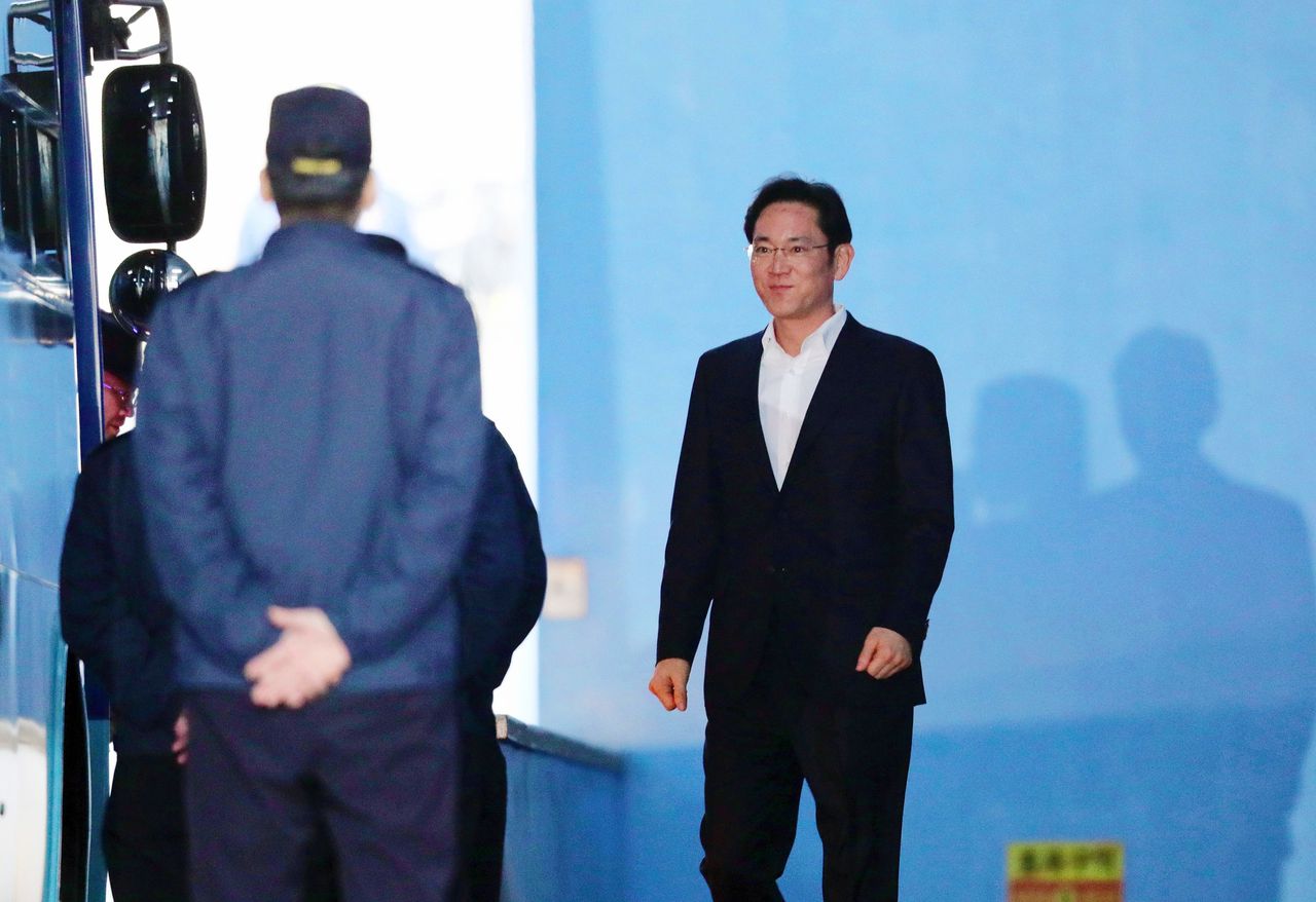 Samsung-topman vervroegd vrijgelaten in corruptiezaak 