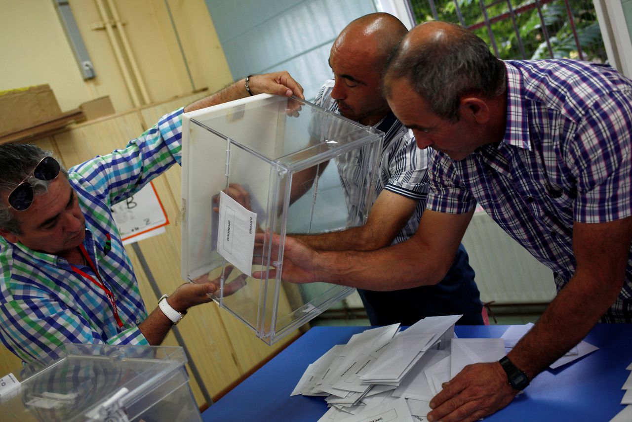 Spanjaarden stemmen in het Spaanse stadje Ronda.