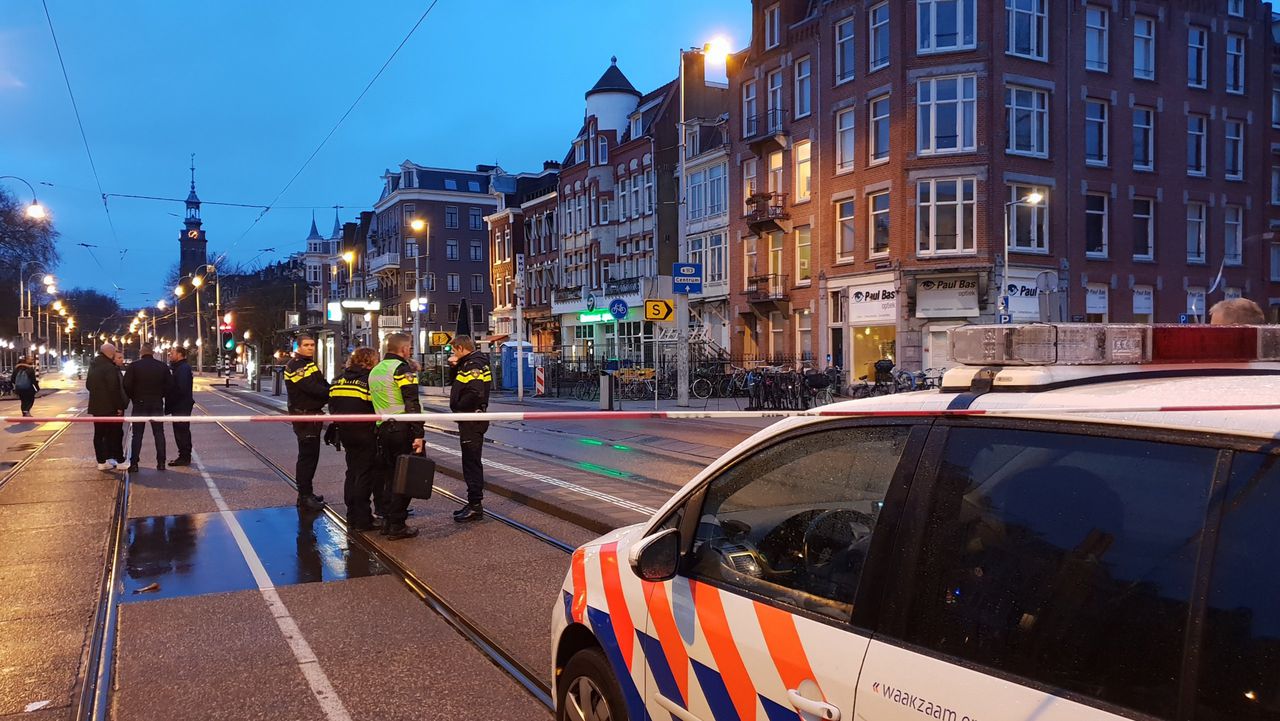 De Linnaeusstraat, Amsterdam, nadat bij een coffeeshop een explosie heeft plaatsgevonden.