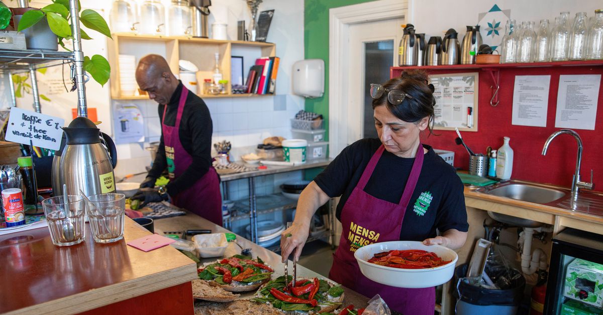 In het Rotterdamse wijkrestaurant Mensa Mensa leren buurtbewoners koken met groenten in de hoofdrol
