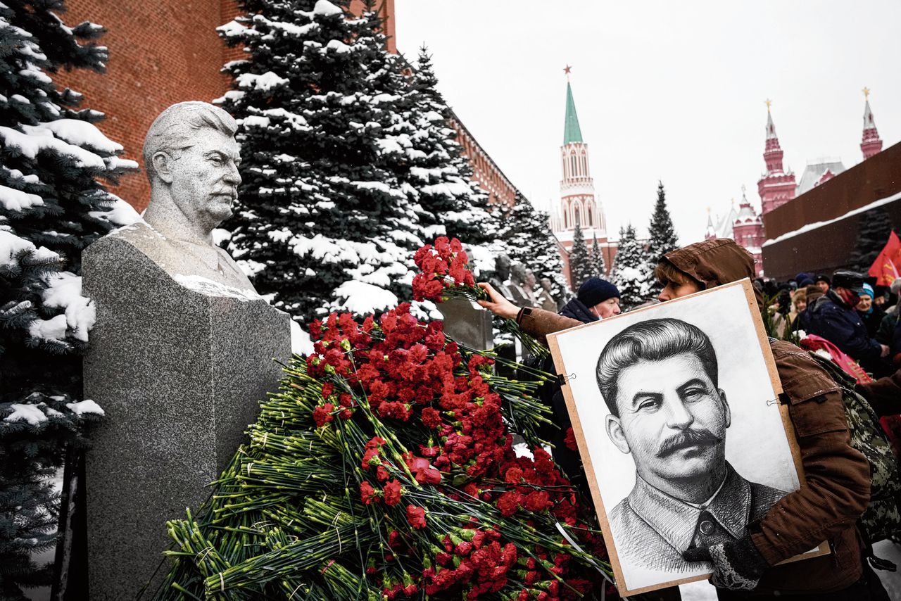 Bloemen worden neergelegd bij het graf van Jozef Stalin op zijn 142ste geboortedag.