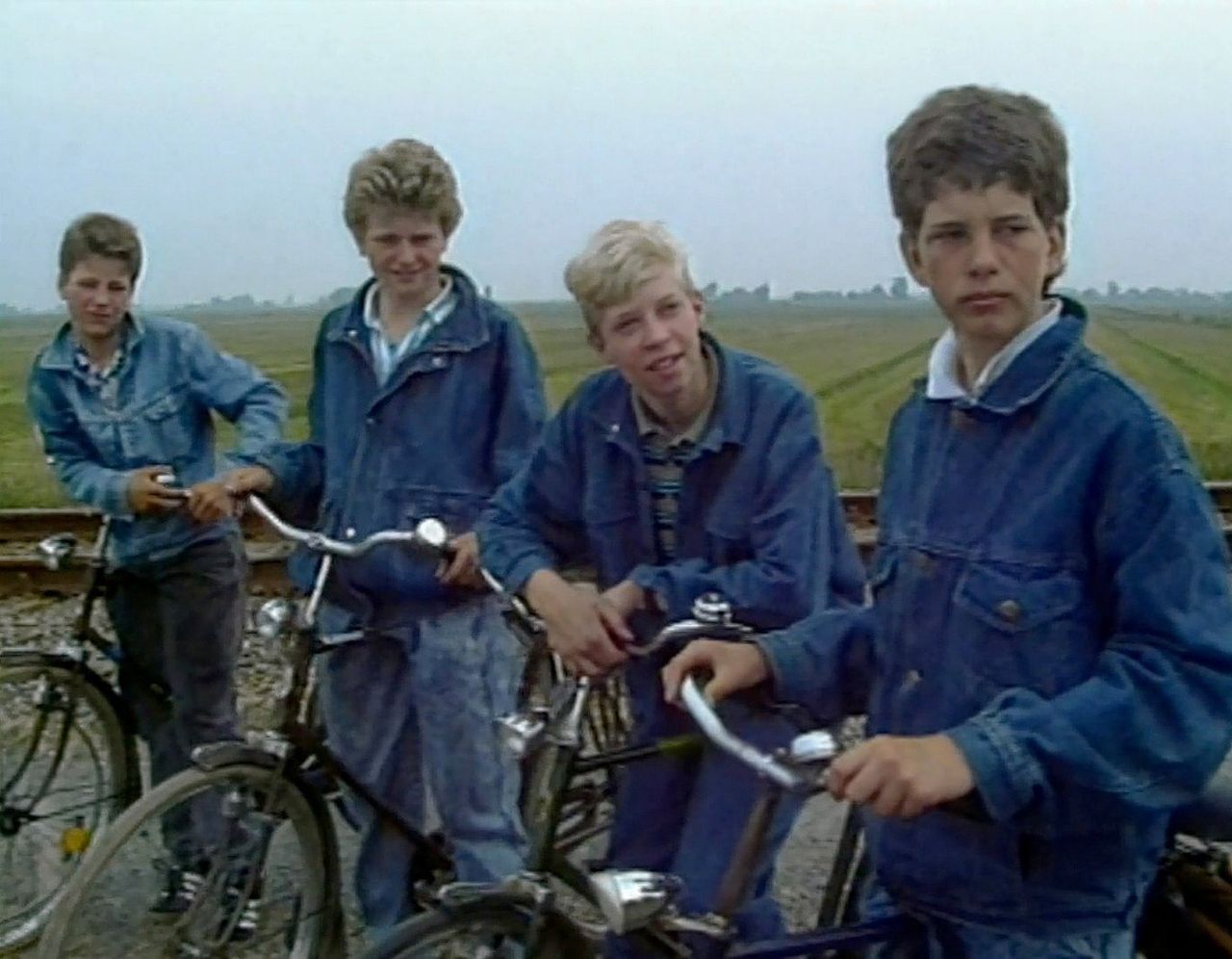 Vier Friese schooljongens fietsen elke dag clandestien langs de spoorlijn naar school, omdat het vier kilometer korter is.