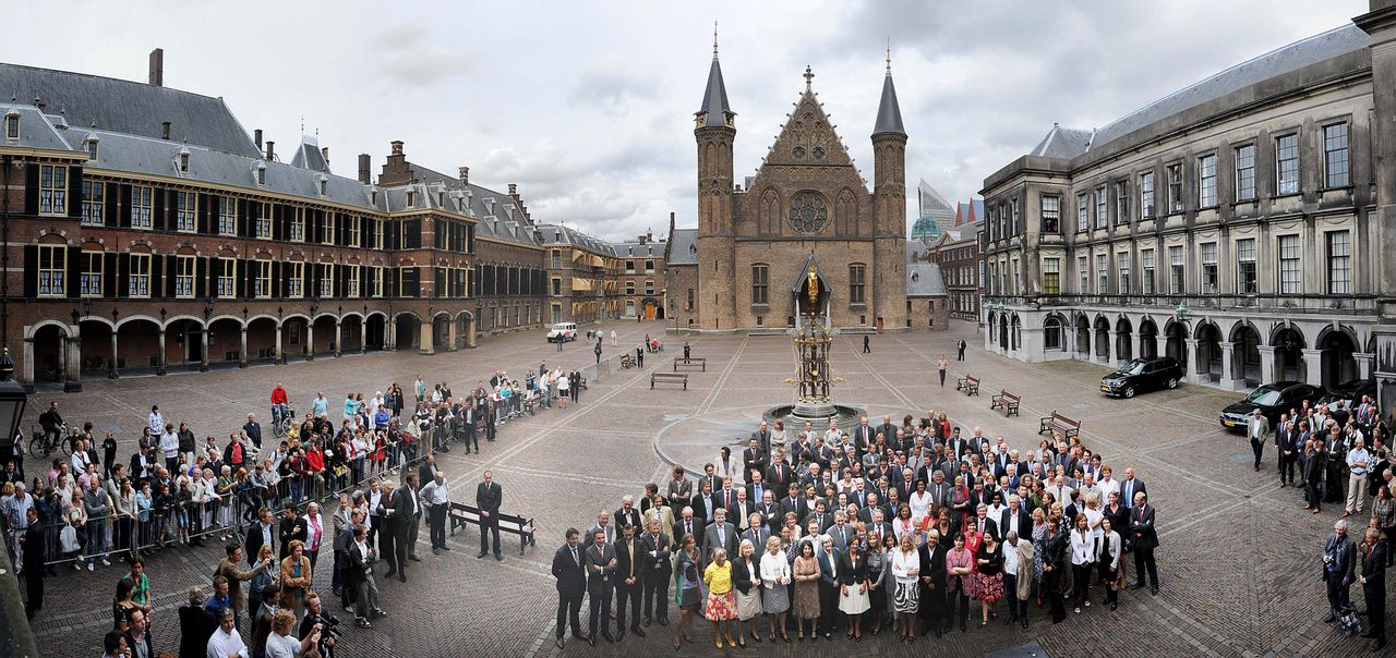 Den Haag : 1 september 2009 Ter gelegenheid van 150 jaar perstribune in de Tweede Kamer, gingen Kamerleden en daarna Kamerleden met parlementaire journalisten op de foto. © foto Roel Rozenburg