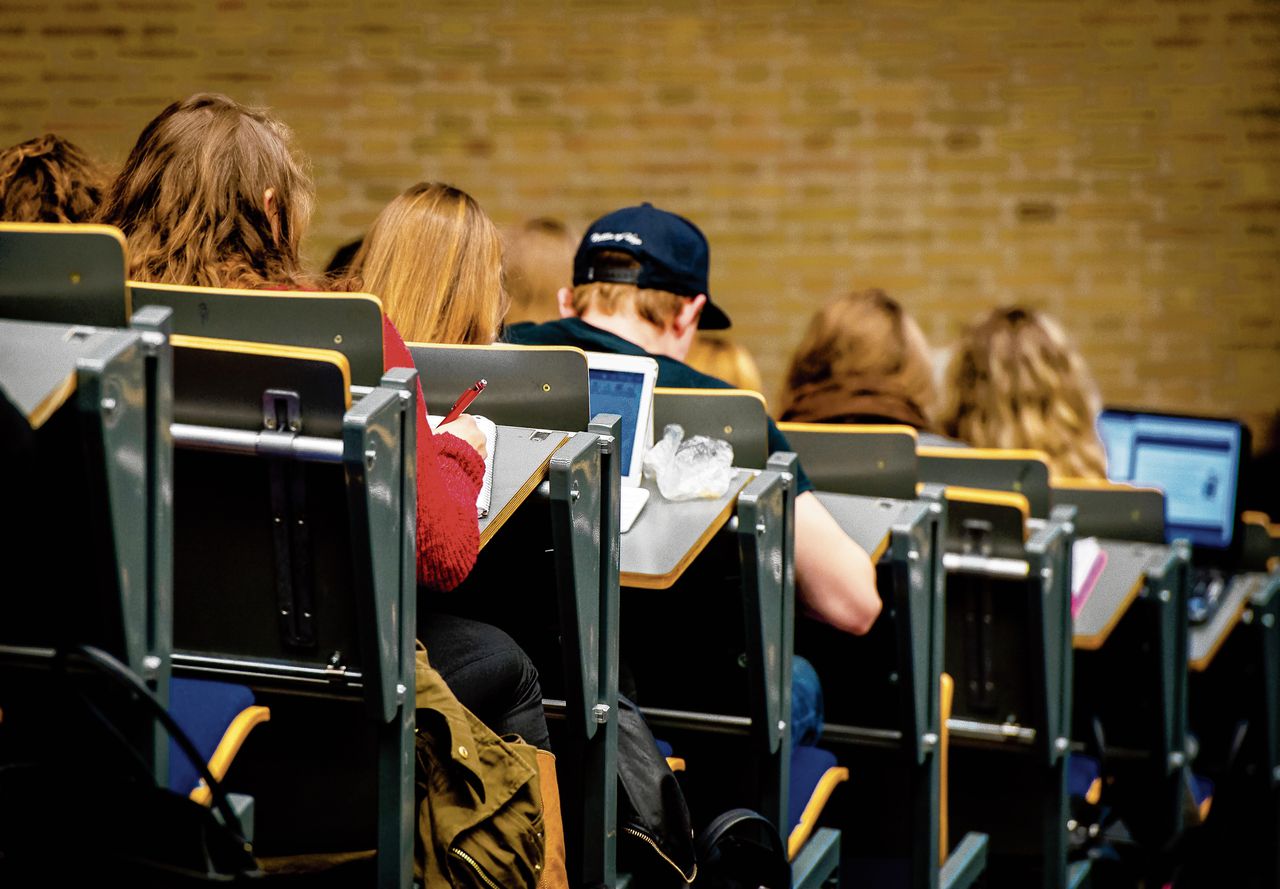 Studenten in een collegezaal van Tilburg University.