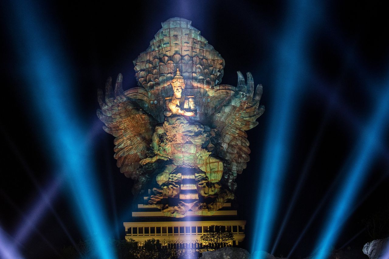 Een enorm standbeeld van hindoegod Garuda Wisnu Kencana, meer dan 120 meter hoog, is onder druk van de IMF-conferentie ook voltooid en sinds kort open voor toeristen