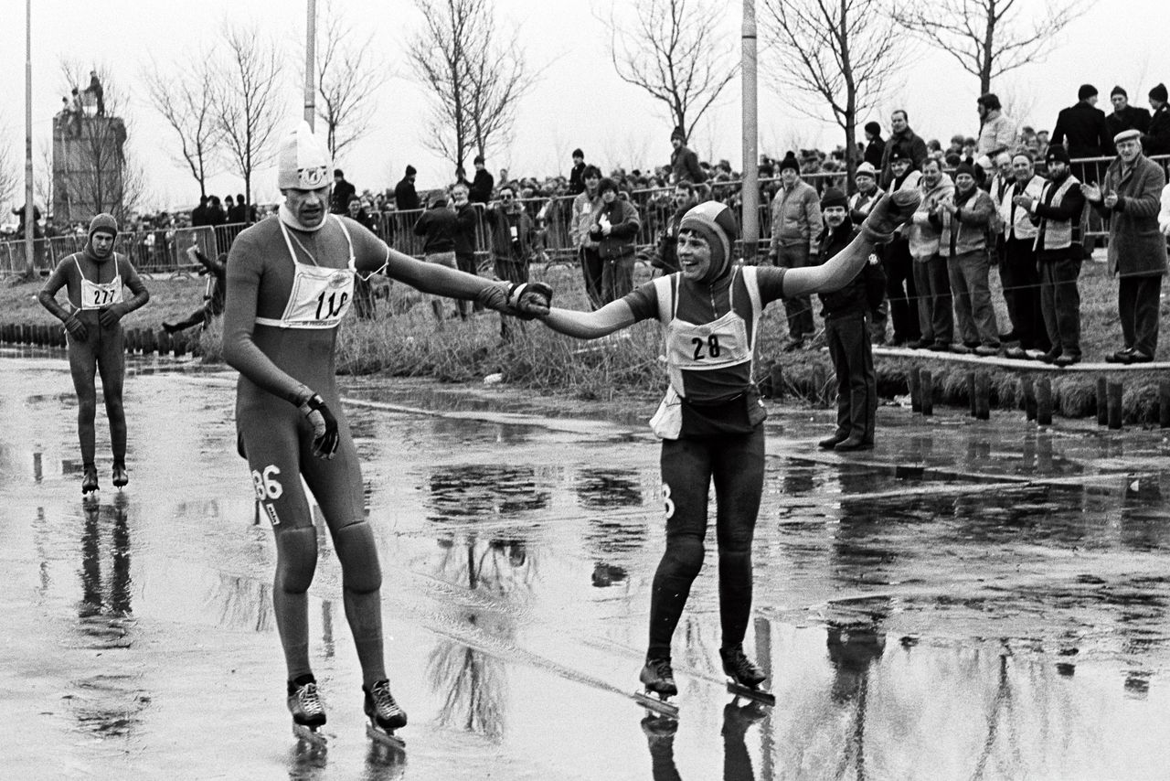 Lenie van der Hoorn, in 1985 de eerste officiële winnares, passeert de finishlijn op de Bonkevaart in Leeuwarden.