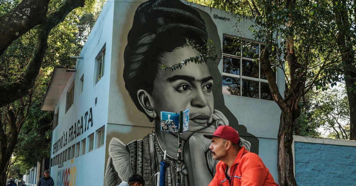Overal in Mexico is de beeltenis van Frida Kahlo te vinden – maar haar eigen schilderijen, die zagen veel Mexicanen nog nooit