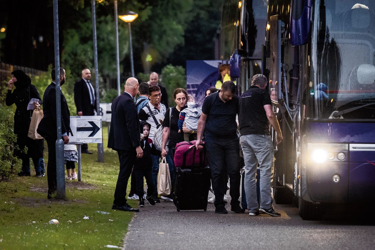 Door grote drukte bij het aanmeldcentrum in Ter Apel worden vluchtelingen naar noodlocaties elders gebracht.