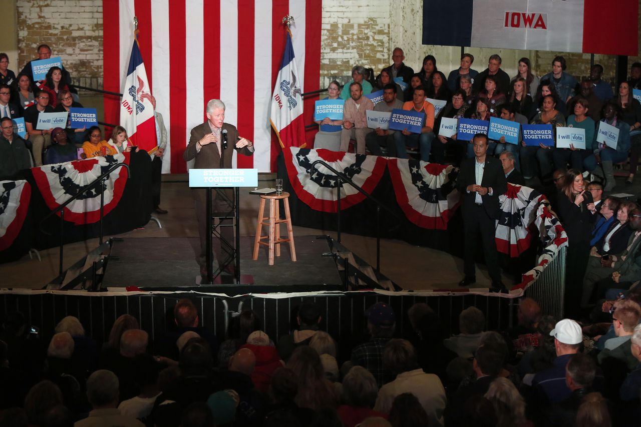 Oud-president Bill Clinton spreekt woensdag namens zijn vrouw op een bijeenkomst in Iowa.