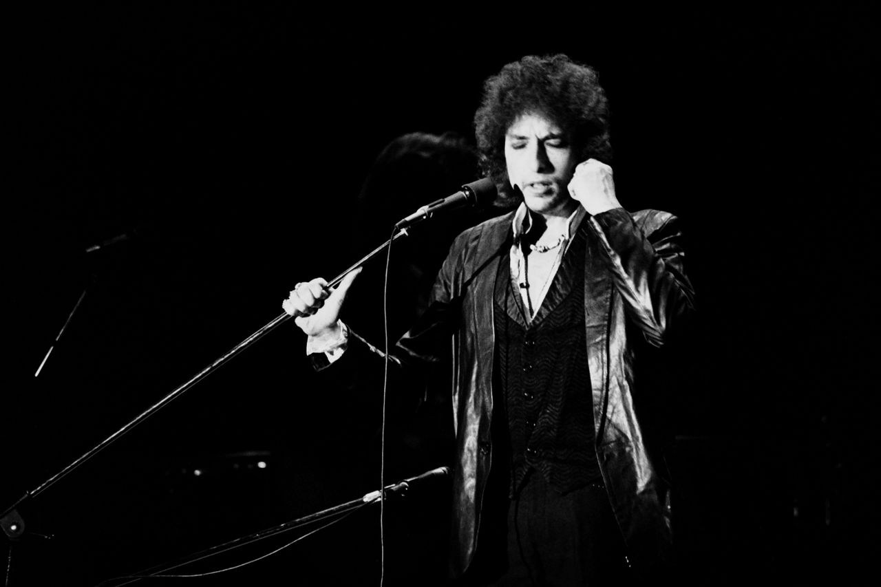Bob Dylan bij een optreden in Parijs in 1978.