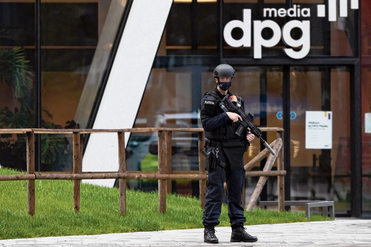 Een politieagent houdt wacht bij DPG Media in Antwerpen. Het pand van het mediabedrijf werd eerder ontruimd na een dreigbrief.