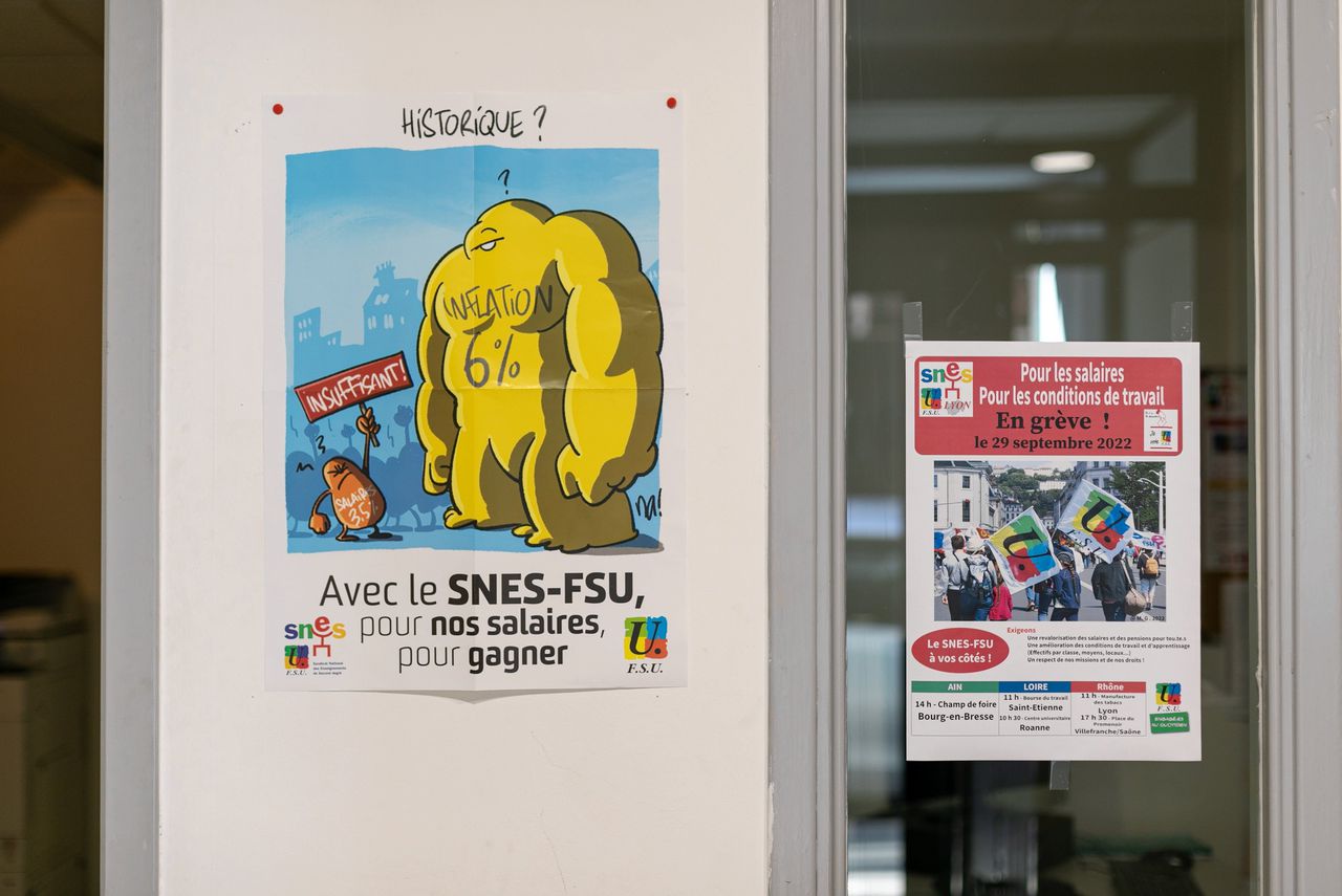 In het kantoor van de onderwijsvakbonden in Lyon roepen affiches op tot een staking voor betere arbeidsvoorwaarden.
