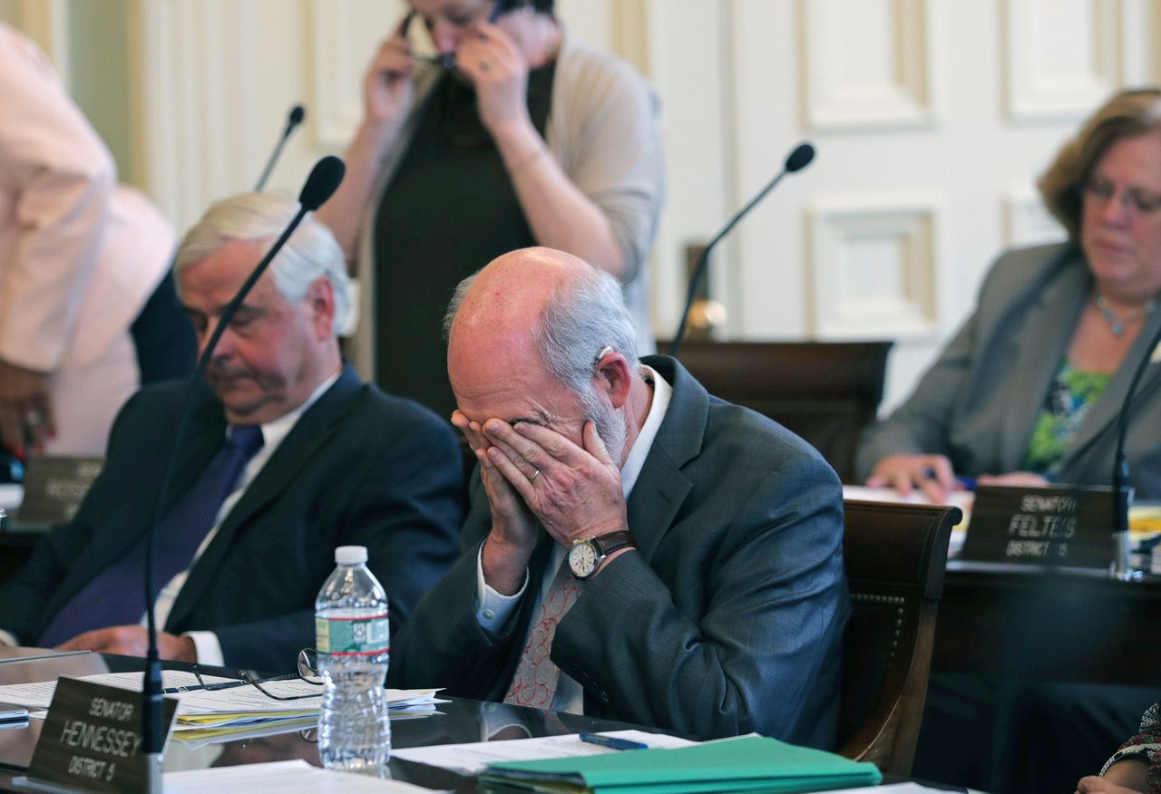 New Hampshire senator David Watters wrijft in zijn ogen nadat bekend werd dat voor afschaffing van de doodstraf was gestemd. Watters stemde ook voor afschaffing van de zwaarste maatregel.
