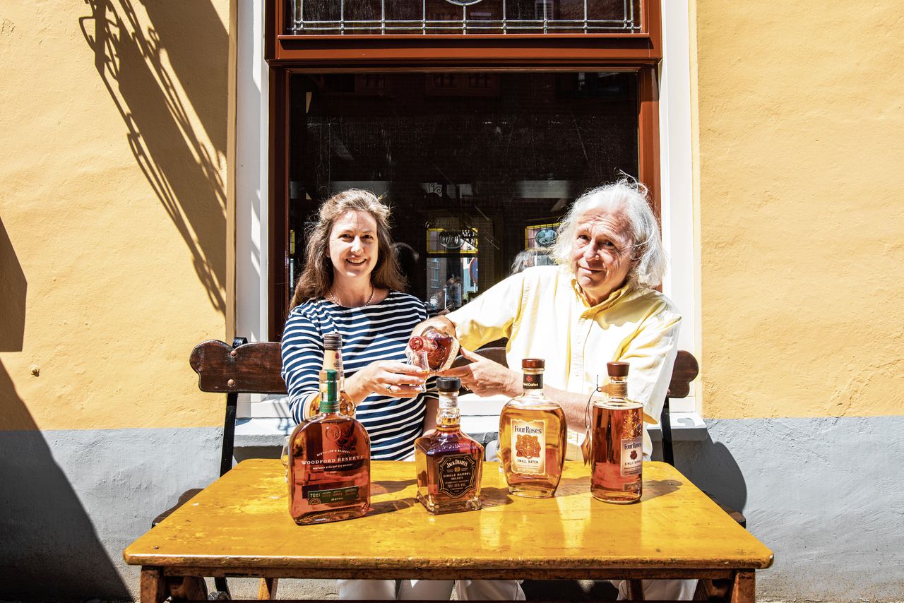 Hans en Becky Offringa op het terras van De Tagrijn in Zwolle. „Dit is ‘smooth-sippin’-whiskey.”
