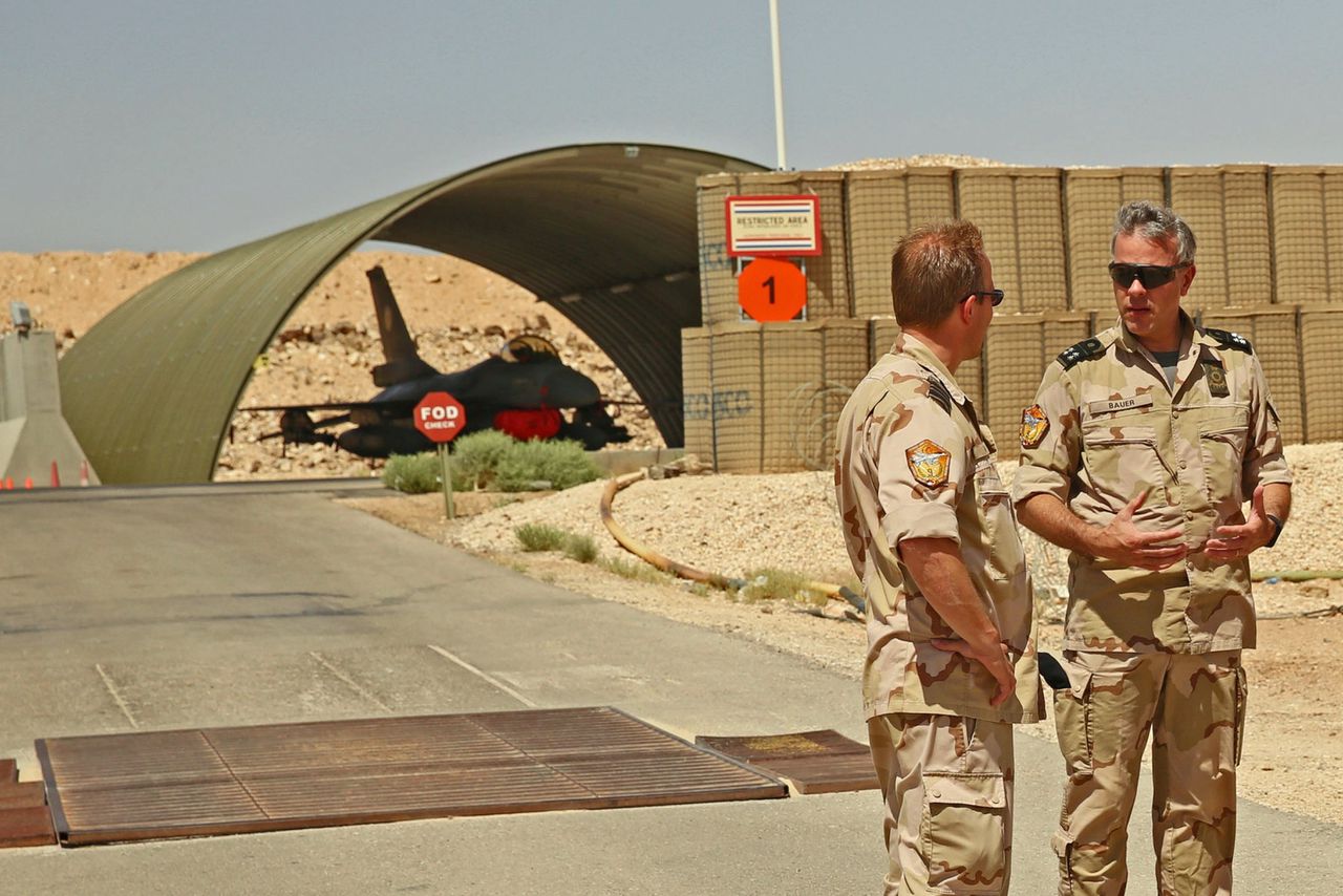 Rob Bauer (rechts), Commandant der Strijdkrachten tijdens zijn bezoek in juni aan de luchtmachtbasis in Jordanie waarvandaan F-16's doelen van IS bombarderen.