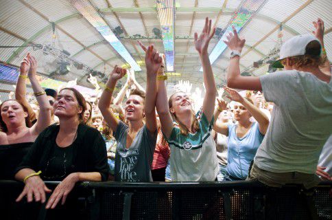 Publiek gaat uit z'n dak tijdens een optreden in de X-Ray-tent op Lowlands vorig jaar. Ook dit jaar staan er weer een hoop vernieuwende (dance-)acts geprogrammeerd in de X-Ray.