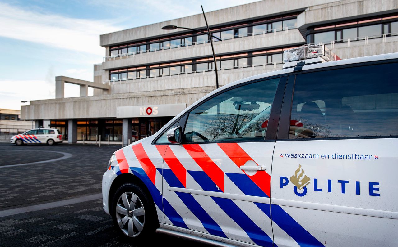 Politieauto's bij het NOS-gebouw op het Mediapark de dag nadat Tarik Z. daar in 2015 binnen was gedrongen.