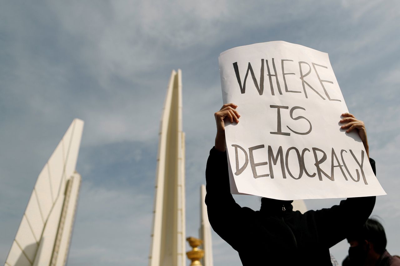 Demonstrant in de zomer van 2020 bij het Democratie Monument in Bangkok, Thailand.