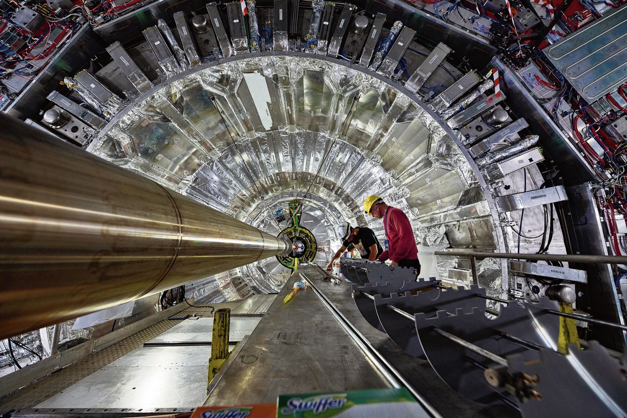 Technici aan het werk in de deeltjesversneller LHC. De LHC heeft een omtrek van 27 kilometer.