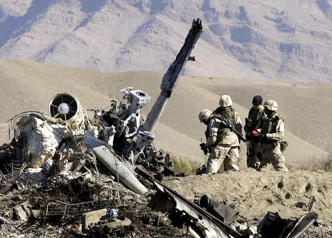 Amerikaanse soldaten bij een neergestorte helikopter in Afghanistan, 24 november 2003