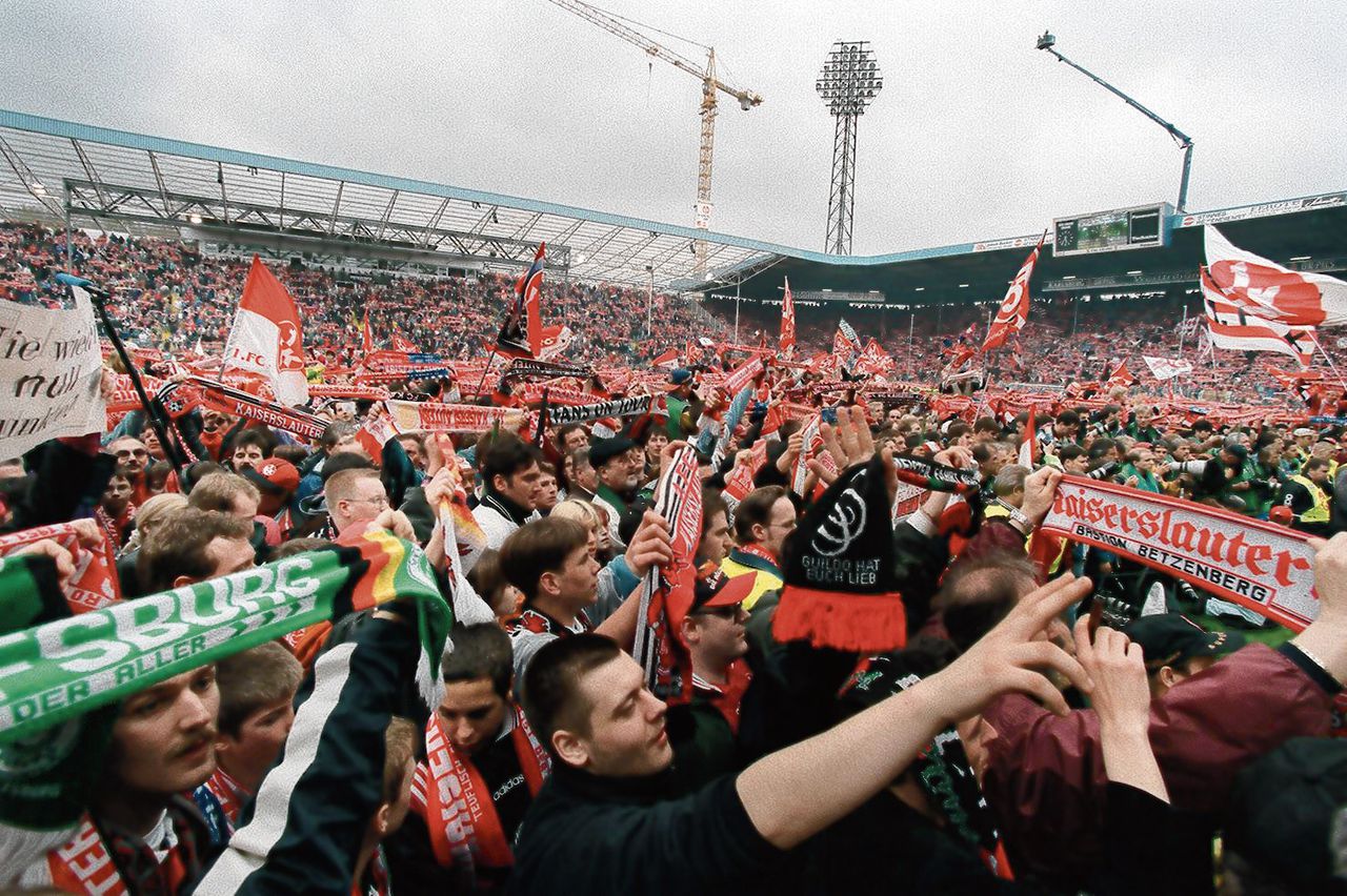 Fans van FC Kaiserslautern in gelukkiger tijden: de club behaalde in 1998 de Duitse landstitel.