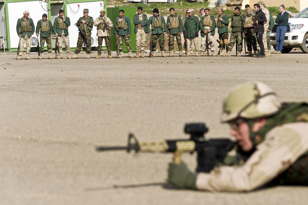 Nederlandse trainers zijn met coalitiepartners in het noorden van Irak begonnen met het opleiden van acht pelotons Koerdische Peshmerga-strijders. De cursisten volgen de infanteriecursus en leren hoe ze terreurorganisatie IS op de grond kunnen bevechten.