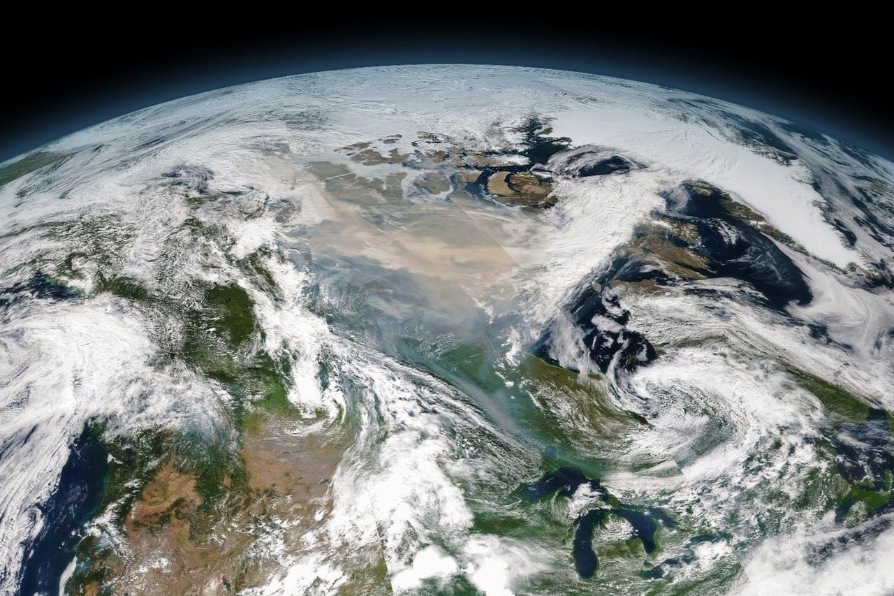 Rook in de atmosfeer boven Canada op 15 augustus 2017, zichtbaar als een grauwe vlek. Rechtsboven ligt Groenland, rechtsonder de Grote Meren.