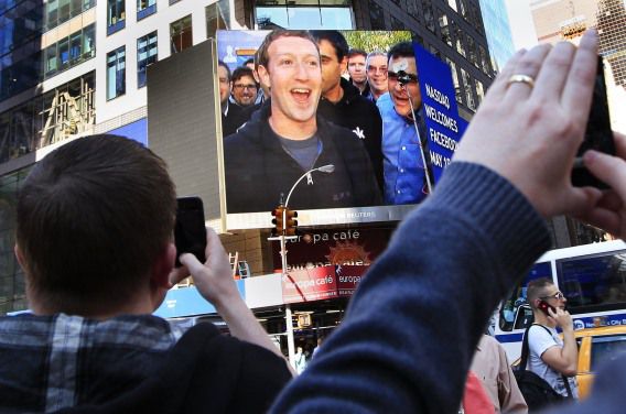 De opening van de beursgang van Facebook door Mark Zuckerberg wordt uitgezonden op een scherm in New York.