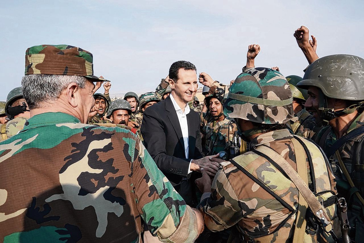 De Syrische president Bashir al-Assad met militairen in de provincie Idlib, waar nog gevochten wordt.