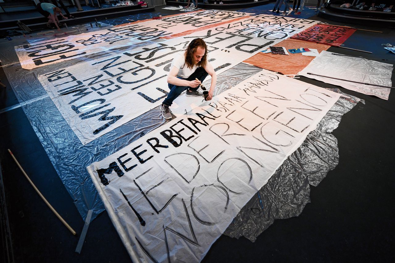 In concertzaal Paradiso worden vrijdag alvast spandoeken gemaakt voor het woonprotest, deze zondag in Amsterdam.