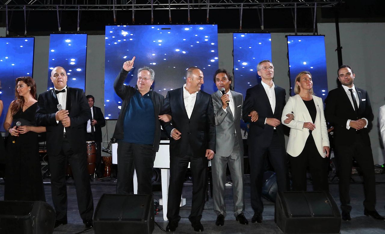 NAVO-ministers zingen gezamenlijk 'We are the World' tijdens een diner in de Turkse badplaats Antalya.