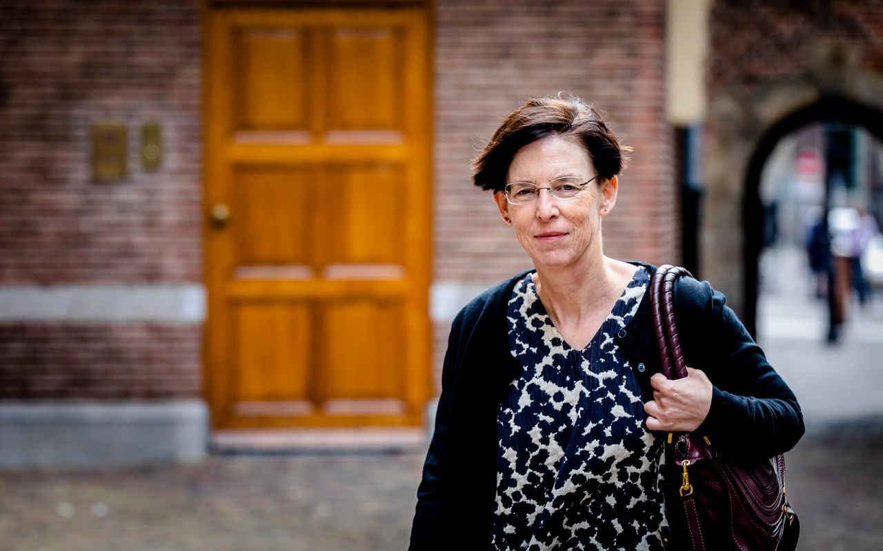 Laura van Geest (Centraal Planbureau CPB) staat de pers te woord voor aanvang van de wekelijkse ministerraad op het Binnenhof.
