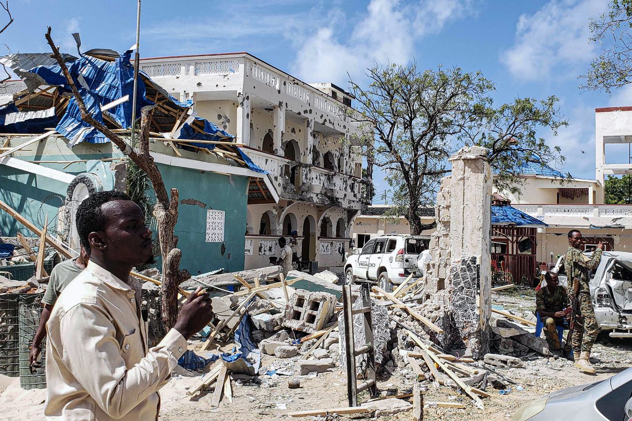 Het getroffen hotel in Kismayo.