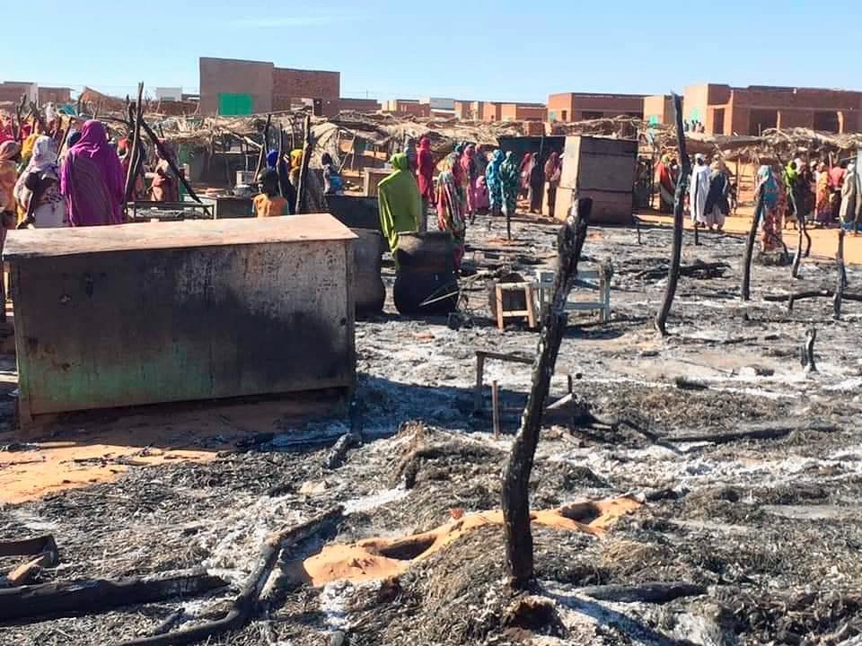 Bewoners van het kamp voor ontheemden nabij Geneia, de hoofdstad van West Darfur, nadat er brand is gesticht.