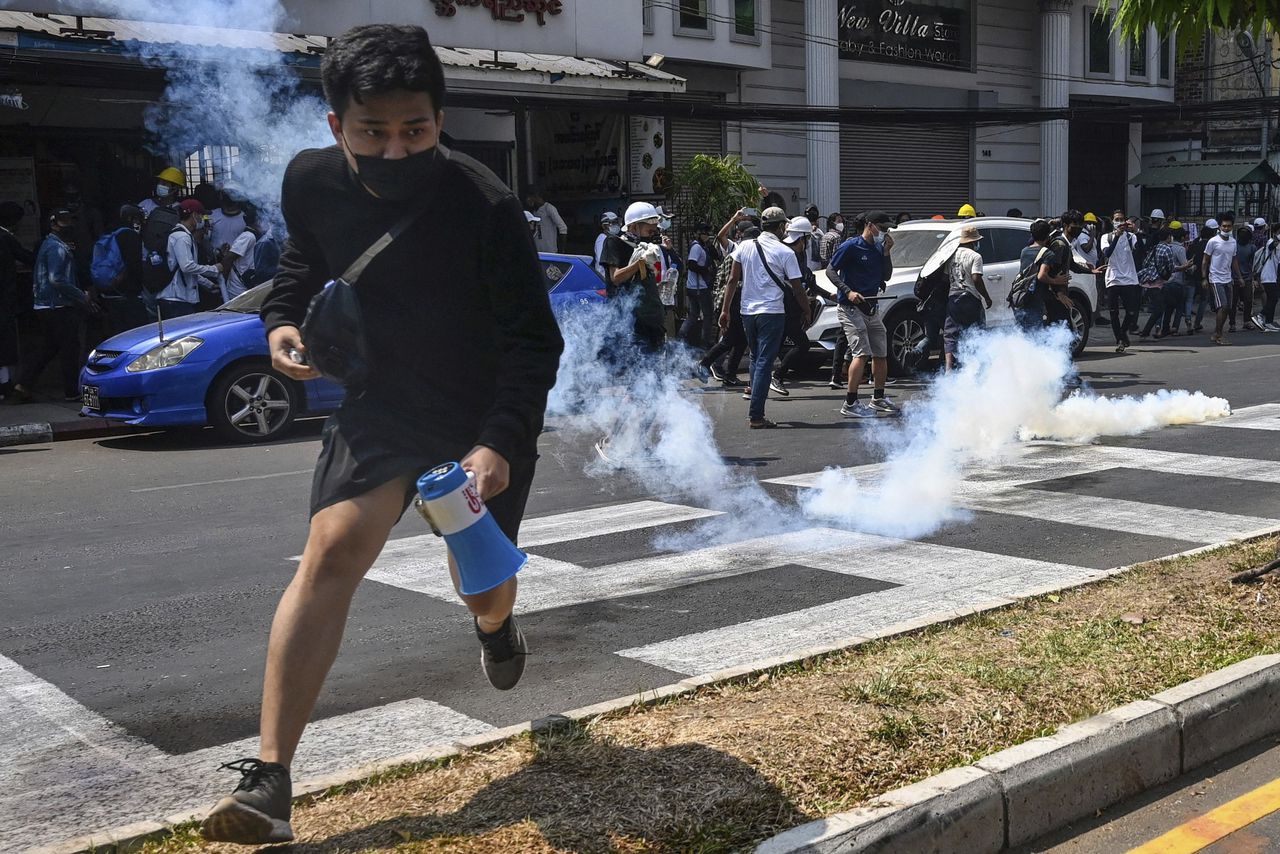 Leger en politie Myanmar schieten steeds meer demonstranten neer 